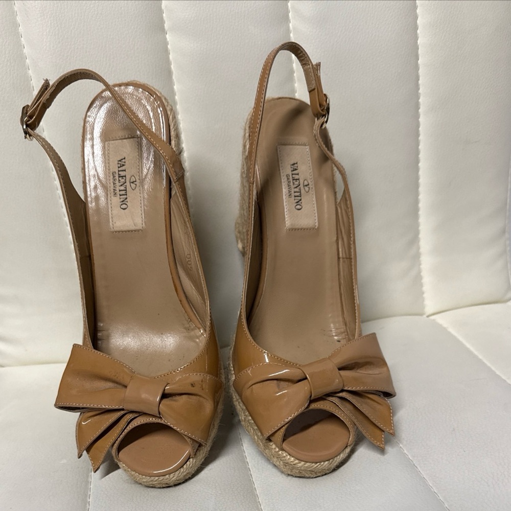 Valentino Garavani Beige Patent leather wedges Size 37 // sandal